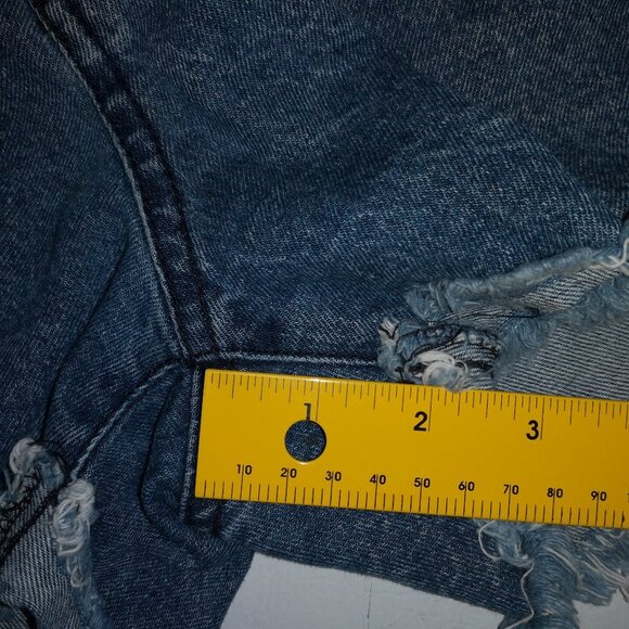 Bluenotes Denim Ladies Size 27 Waist Distressed Medium Wash Jean Shorts - Picture 11 of 12